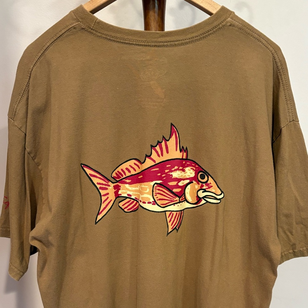 MEN’S XL LIGHT BROWN FISH T-SHIRT WITH ROCKFISH